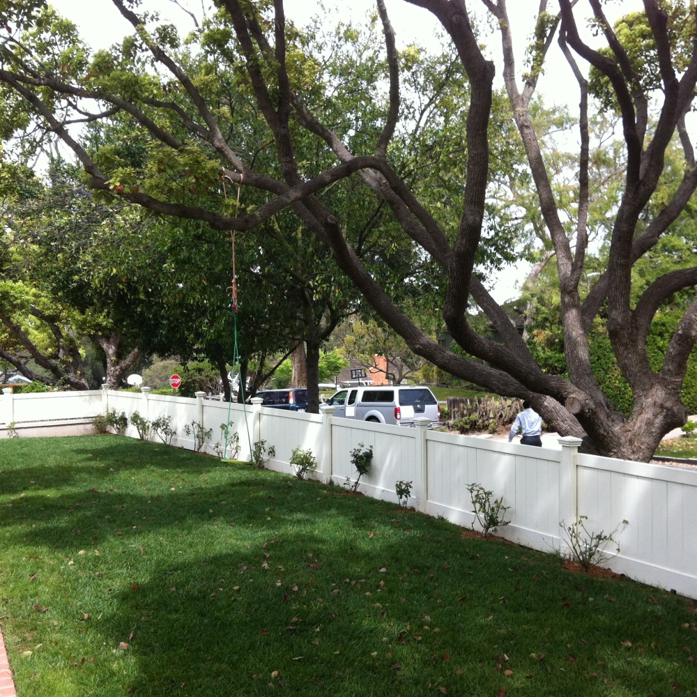A relaxing front yard in the neighborhood of Valmonte.